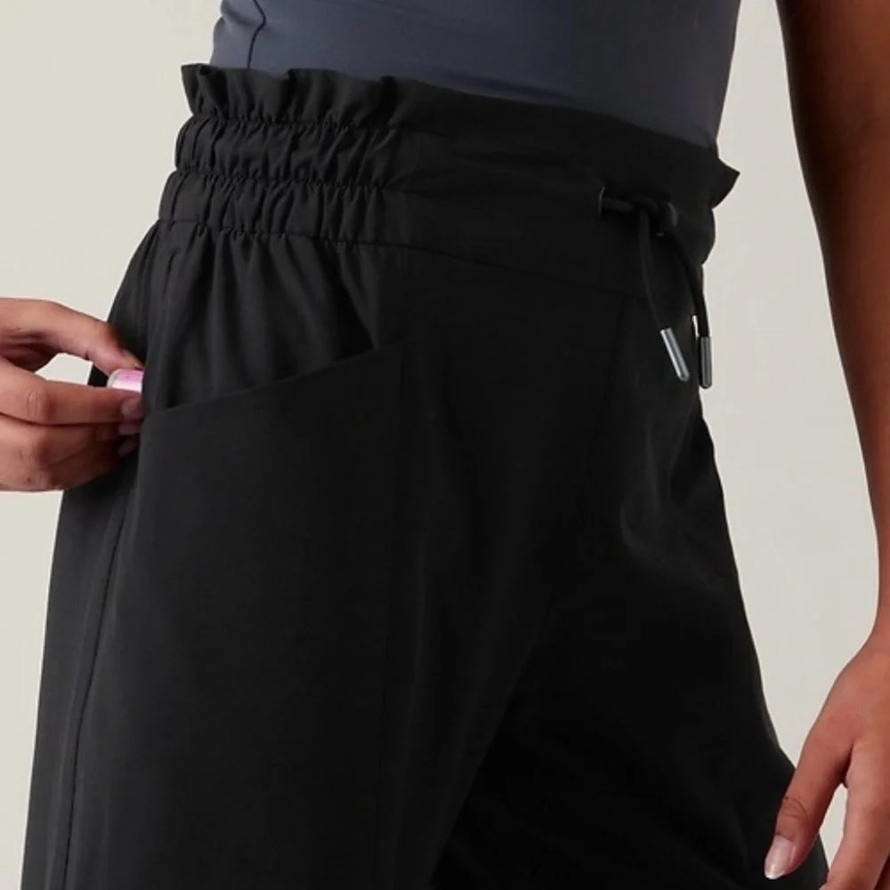 Athleta Girl In The Clouds Capri Pants in Black Girls size 14 size XL Pull On